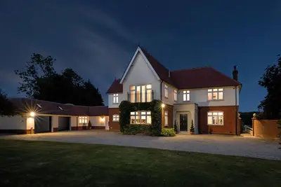 Image de Luxury Lakeside Escape with pool – Near London