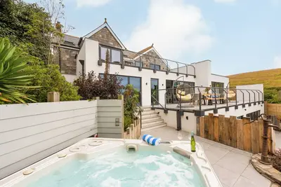 Image de Stunning 5 star family home by the beach with hot tub, cinema den, & games room