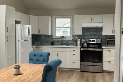 Image de Charming & Updated 2-bedroom cottage with Private Beach Access 5 min walk, Grill