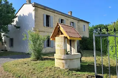 Image de Maison de maître en pierre, grand jardin et barbecue, idéal pour les familles.