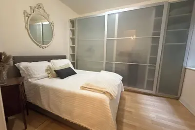 Image de 2-bedroom apartment in the heart of the vibrant East Village.