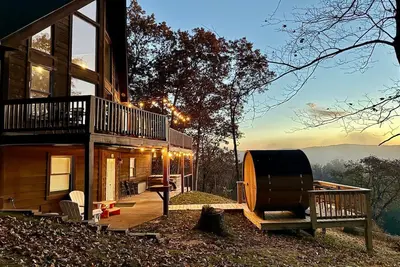 Image de Huzzah Springs- hot tub, barrel sauna & arcade