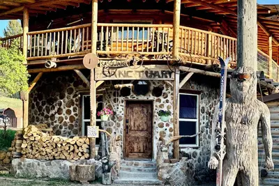 Image de The Sasquatch Sanctuary- “Montana’s Most Creative Vacation Retreat”