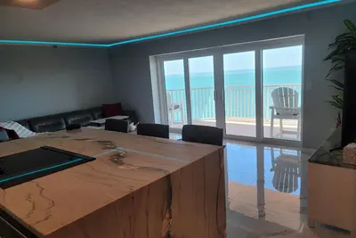 Image de Waterfront Penthouse 2bd/2ba Skyway Suite 5 Min to Downtown Live Music & Beaches
