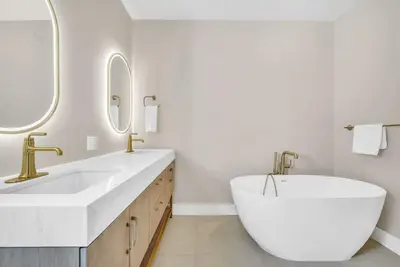 Vineyard Suite with soaking tub at downtown Napa B&B with pool and hot tub