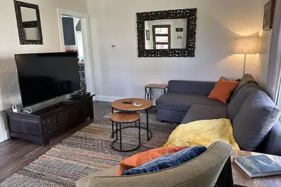 Image de Crabapple Cottage - 2 Blocks to Mirror Pond, Water Toys, Great Location