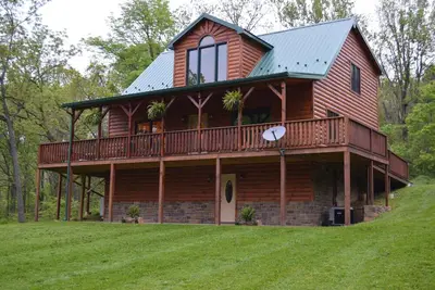 Lazy Bear Lodge Luray – Cabin sleeps 4 with Starlink, Hot Tub Near Shenandoah Np