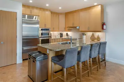 Image de Large Lakefront condo with boat slip. pool, gym *Lakeview and large balcony*