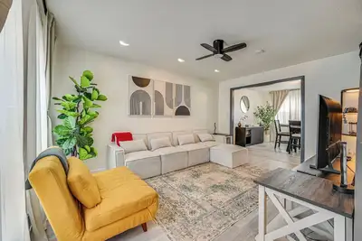 Image de Townhome 1 Mi to Colt Park & Industrial District!