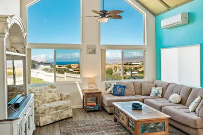 Image de Beautiful home with incredible views, large deck & yard, pool, private hot tub