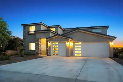 Image de 6 Bdr Modern Home w/River & Beach Access!