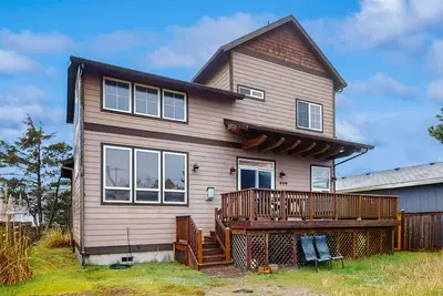 Image de Family-friendly home with private hot tub, fireplace, & Bbq, close to beach