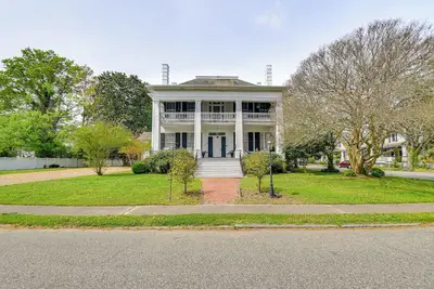 Image de Historic Manor w/ Screened Porch in Elizabeth City