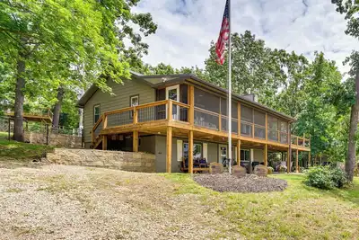 Image de Truman Lake Retreat: Large Deck & On-Site Fishing!