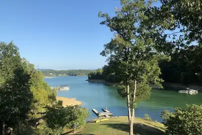 Image de Lakefront family home with dock, free attract tickets, Private Boat Ramp