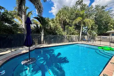 Image de Heated pool, pool table, heart of Wellington!