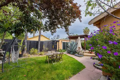 Image de Modern 2 Bedroom House With Botanic Organic Garden, Deck and Backyard