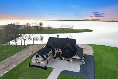 Image de Lakefront Estate with 5 bedrooms, massive bunkroom, and pickleball court.