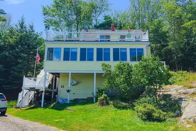Image de Charming Oceanfront House with Deck, Cozy Loft, and Direct Beach Access