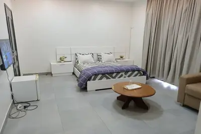 Image de Chambre très spacieuse avec grand lit, salle de bain privative et balcon