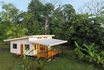 Image de Villa Bruno – Handcrafted Jungle Hideaway Powered by the Sun – Wifi & Hot Water