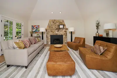 Image de Carmel-by-the-Sea Quiet Street Walk to Town&Beach 2 Fireplaces “Cozy”