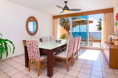 Image de A beachfront property in Cabo San Lucas, two bedrooms and three bathrooms.
