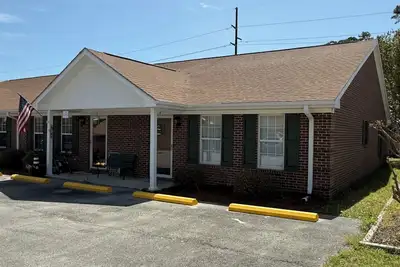 Image de 2 bed 2 bath townhm walking distance to restaurants, shops & 2. 5 miles to Beach!