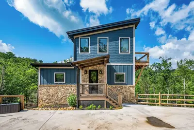 Image de Luxe Cabin w/Waterfall Trail, Hot Tub & Game Room!