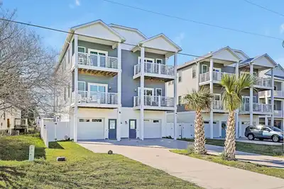 Image de Stay Happy as a Clam – Your Coastal Escape in Carolina Beach!
