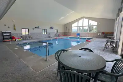 Image de Riverside Romance: Couple Getaway with Cozy Tavern Dining & Indoor Pool Access