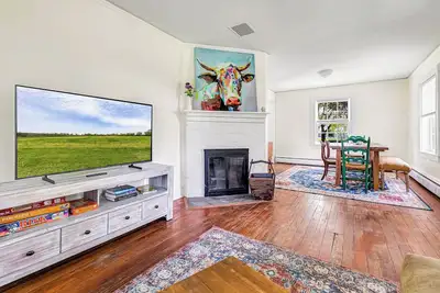 Image de Charming Farmhouse on Historic Westover Grounds