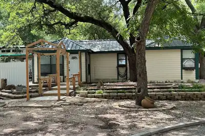 Image de Charming Yellow 1-bedroom house San Marcos  Room service available! dog friendly