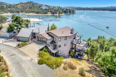 Image de Lakefront Luxury. Private Dock & Wine Country w/ Panoramic Views