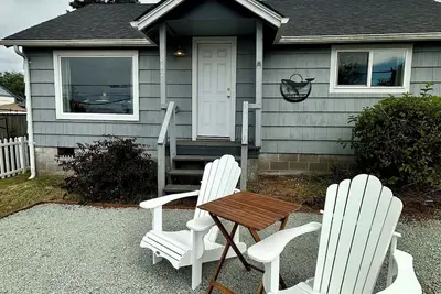Image de Cozy Coastal 2 bedroom house with bay view in Coos Bay Or with Ac, WiFi, & more.