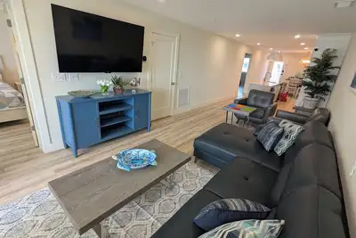 Image de Pier View Luxe Retreat-New 3br Condo, amazing view, pool, hot tub, Elevator