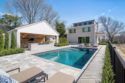 Image de TenFortyFive: 1045-Co New Pool, Walk to Village or Beach, Bay View