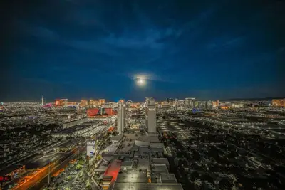 Image de High Floor Studio Strip View w/Open Balcony | at Palms Place