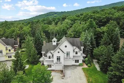 Cozy 4-bedroom condo with Ac, WiFi in charming Stratton