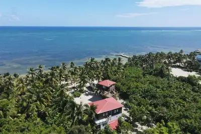 Image de 4 Bdrm Beachfront Estate | North Beach Retreat