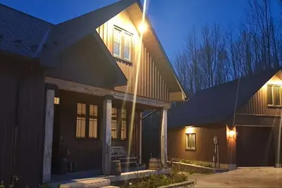 Image de Georgian Bay Escape Cottage in Meaford. Cozy cottage with fireplace.