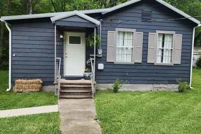 Image de Rhythm & Blues! Quiet, private, downtown! -Golf Cart Available!