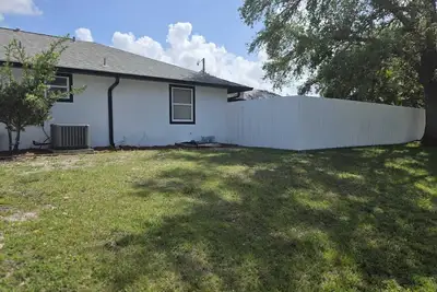Image de Charming 3-br Poolhouse sleeps 15 near beaches, family games to keep night going