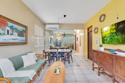 Image de Family Hideaway Near Beach, Games, Views & More