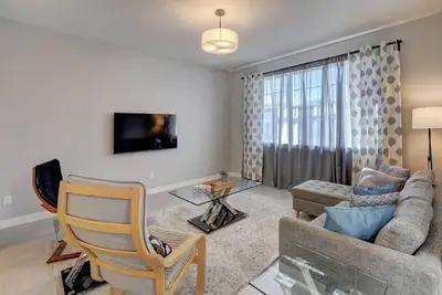 Image de Modern family getaway | Sleeps 8 w/ Ac | Pet Friendly | Near Lake, Hwy, Yyc