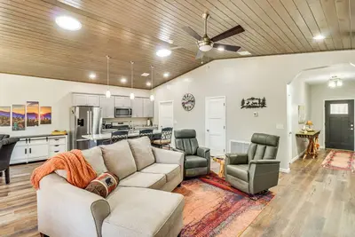 Image de Hot Tub & Outdoor Living: Relaxing Show Low Cabin