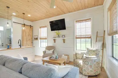 Image de 4-Acre Plot: Farmhouse-Chic Retreat in Forest!