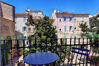 Image de Centre historique, 50m du port. Balcon vue sur la place Sadi Carnot. Climatisé!
