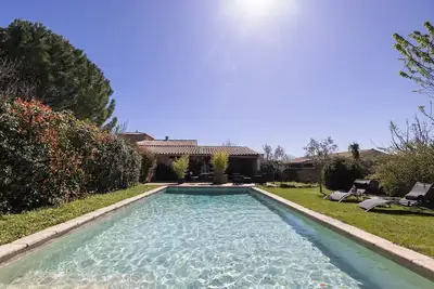Image de Située à 5 minutes du centre historique d’Uzès. Cadre arboré avec piscine.