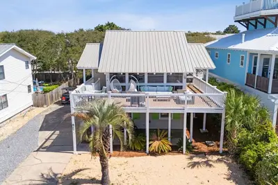 Image de Beach Retreat w/ Sundeck, Golf Cart & Bikes | Bungalow House by AvantStay